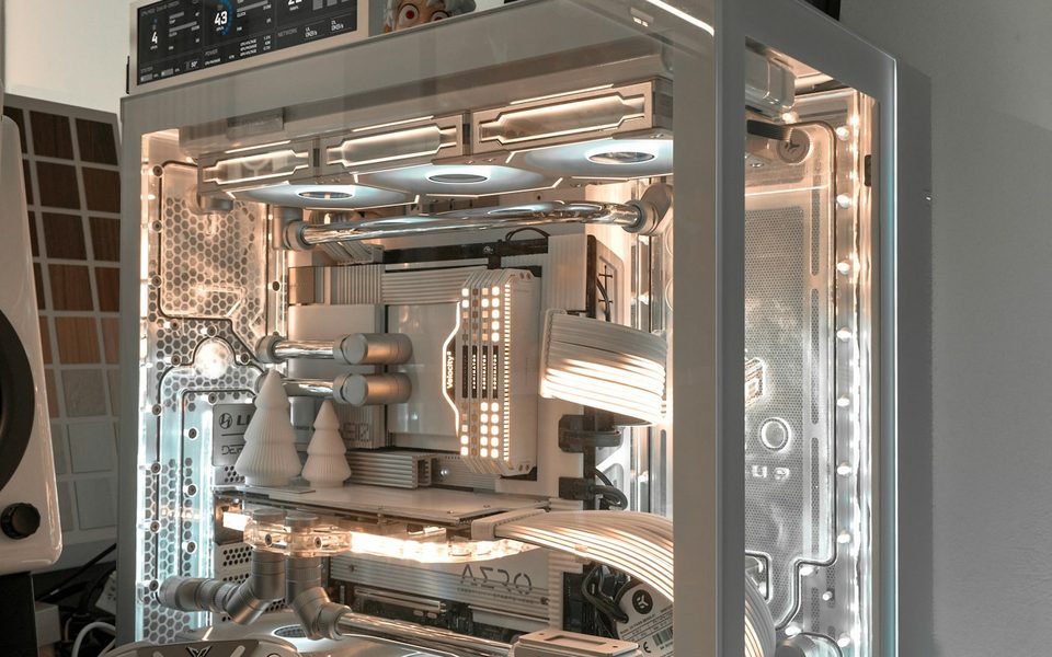 Cấu hình PC 4K: Ryzen 9 9950X3D + RTX 5090 và nguồn 1000W