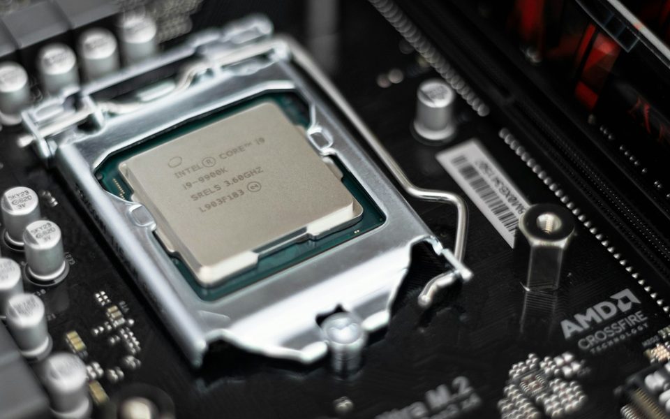 Ryzen 9 9950X3D hay 9800X3D: có đáng thêm 220 USD?
