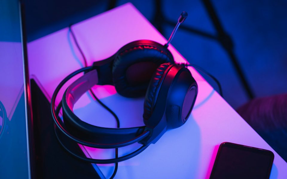 Tai nghe gaming: có dây hay không dây?